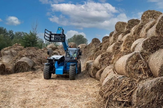 Carrello elevatore telescopico 4WD da 3,5 tonnellate con pinza per balle per mucchio di paglia e rotolo di carta