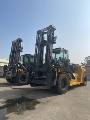 Forklift pneumatico solido per sollevamento pesante con passo di 3600 mm e peso di servizio di 42000 kg ottimizzato per l'industria