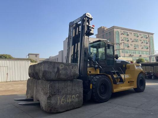 Carrello elevatore per carichi pesanti con servosterzo e raggio di sterzata di 2500 mm, progettato per migliorare l'efficienza nelle operazioni di movimentazione dei materiali
