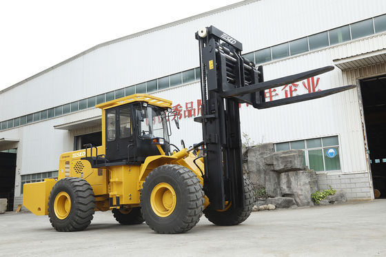 Quattro x quattro 15 tonnellate tutto il carrello elevatore a forcale del terreno ruvido del terreno
