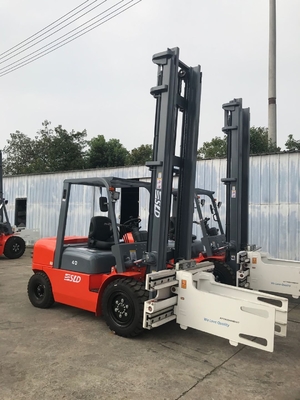 Carrello elevatore a diesel CPCD40 con il morsetto della balla
