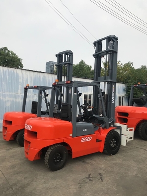 Carrello elevatore a diesel CPCD40 con il morsetto della balla