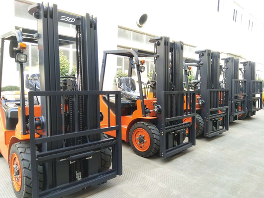 Trasmissione automatica 2,5 Ton Diesel Forklift With Double diesel/albero libero pieno Triplex